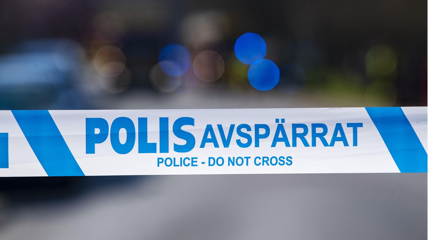 Ein Absperrband der schwedischen Polizei