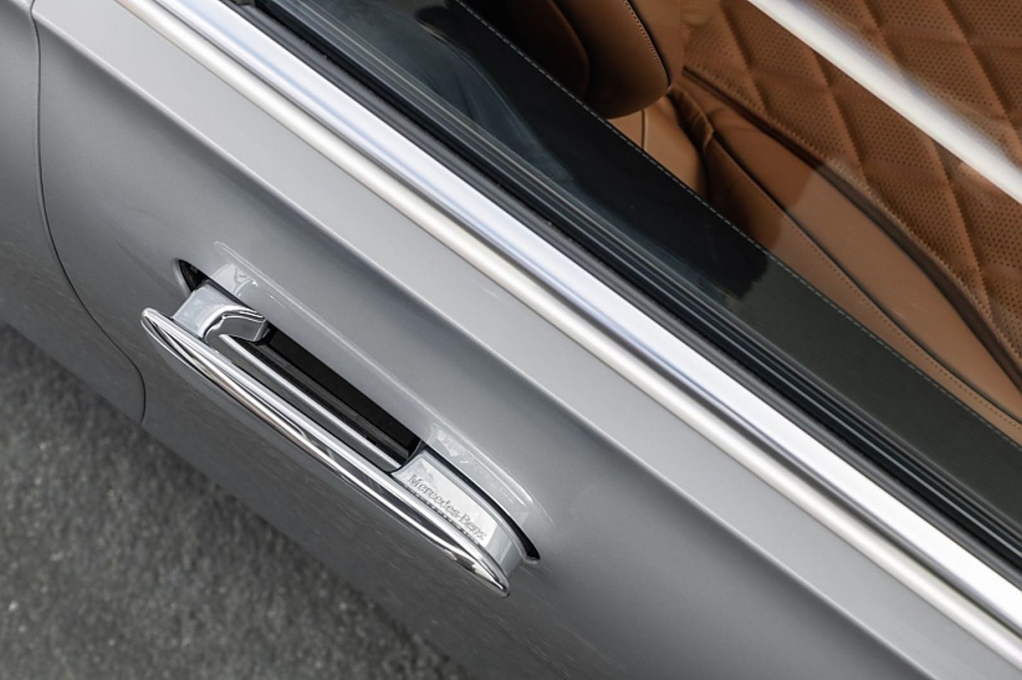 Die Türgriffe fahren elektrisch aus, wenn sich der Fahrer mit dem Schlüssel nähert oder über die Außenfläche des Türgriffs gestrichen wird. Die Türgriffe fahren elektrisch aus, wenn sich der Fahrer mit dem Schlüssel nähert oder über die Außenfläche des Türgriffs gestr