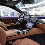 Der große Touchscreen in der Mitte ähnelt einem flachen TV-Bildschirm