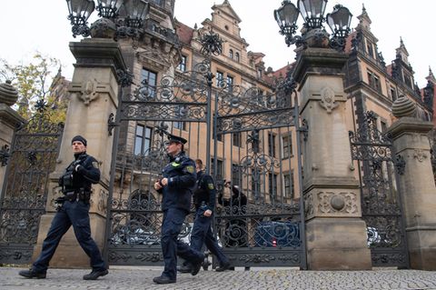 Polizisten der Sächsischen Polizei vor dem Residenzschloss in Dresden