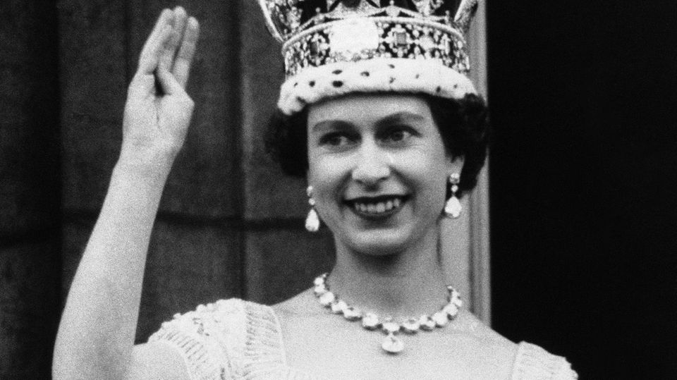 Queen Elizabeth II. winkt vom Buckingham Palast (Schwarzweiß-Aufnahme)