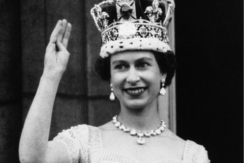 Queen Elizabeth II. winkt vom Buckingham Palast (Schwarzweiß-Aufnahme)
