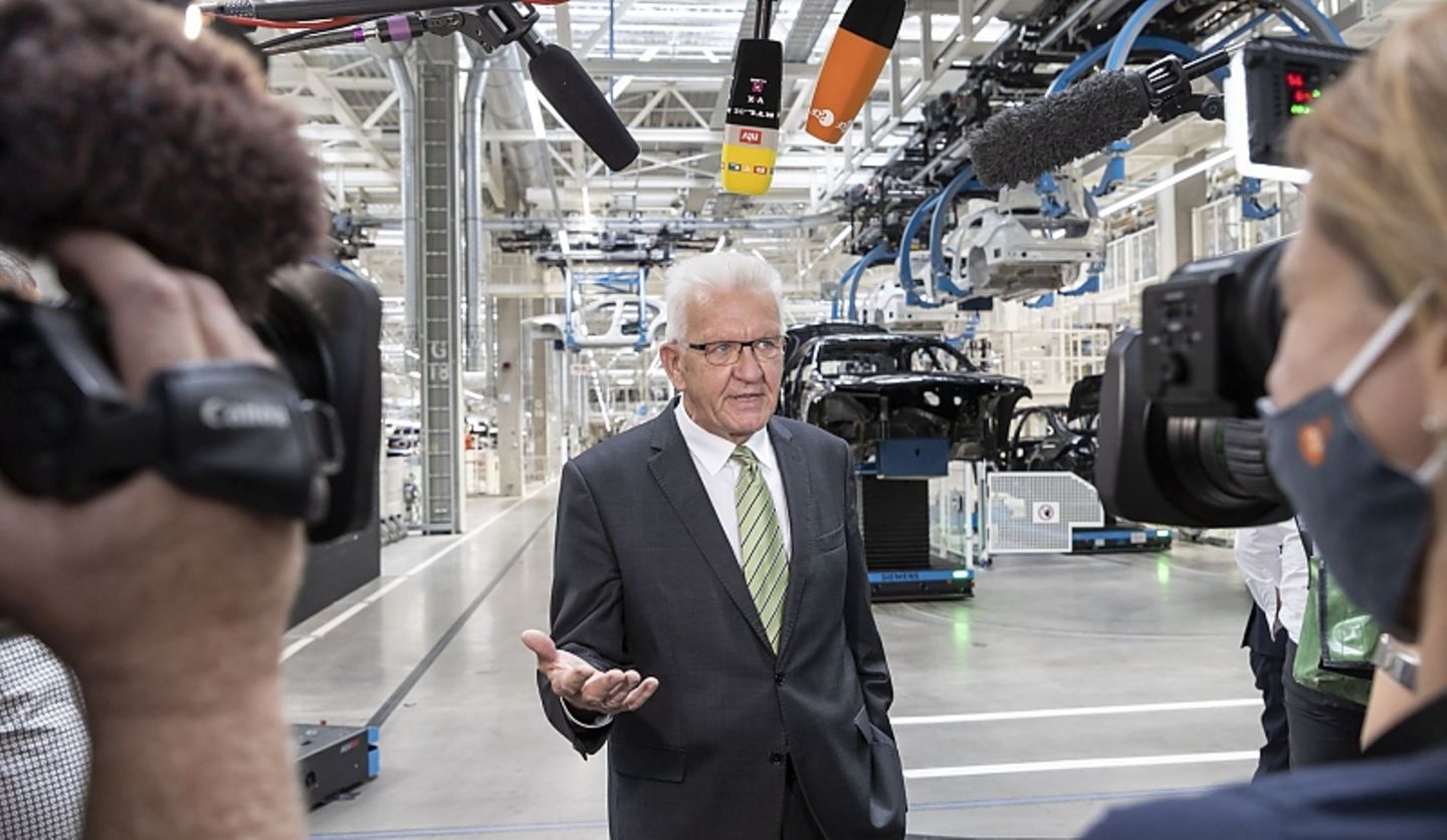 Der baden-württembergische Ministerpräsident Winfried Kretschmann lobt die Fabrik
