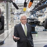 Der baden-württembergische Ministerpräsident Winfried Kretschmann lobt die Fabrik