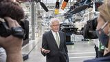 Der baden-württembergische Ministerpräsident Winfried Kretschmann lobt die Fabrik