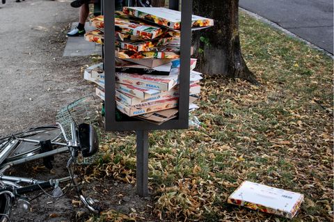 Pizzakartons: Städte ächzen unter Pizzakartons und Co. – ist ein Pfandsystem die Lösung?
