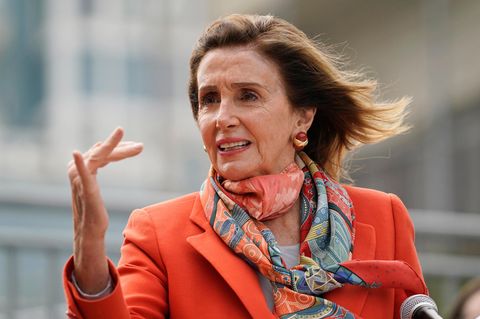 Nancy Pelosi hält eine Rede