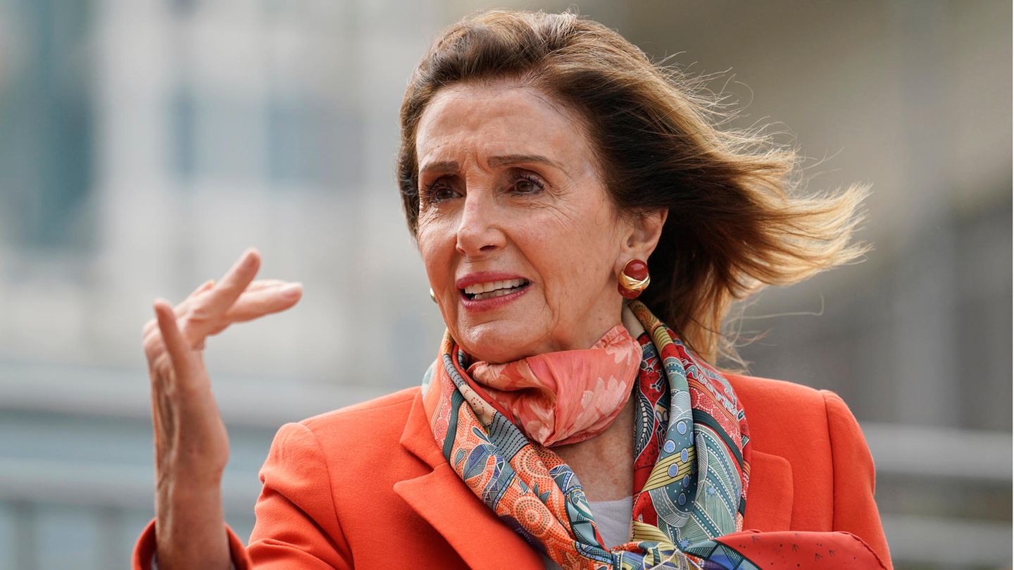 Nancy Pelosi hält eine Rede