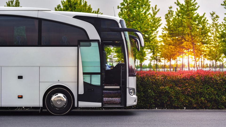 Bus China Coronavirus: Ein weißer Reisebus steht auf einem Parkplatz