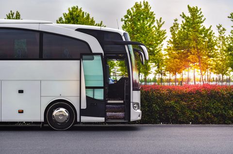 Bus China Coronavirus: Ein weißer Reisebus steht auf einem Parkplatz