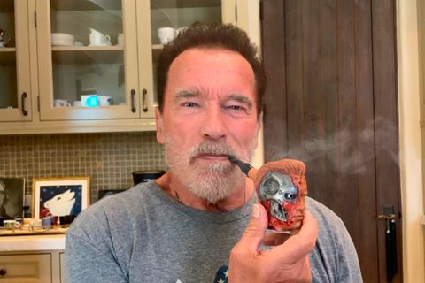 Arnold Schwarzenegger raucht seine neue Pfeife