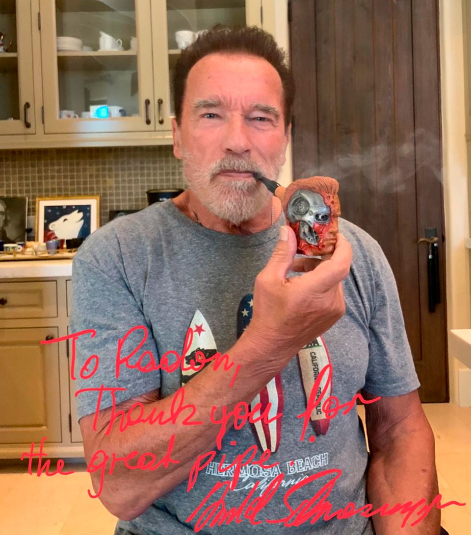 Arnold Schwarzenegger raucht seine neue Pfeife