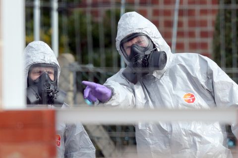 Britische Soldaten tragen im März 2018 Schutzanzüge während der Ermittlungen zur Vergiftung des Ex-Doppelagent Skripal