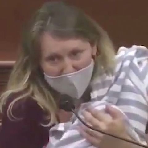 Buffy Wicks – Demokratin hält Rede im kalifornischen Unterhaus, mit ihrem Baby auf dem Arm.
