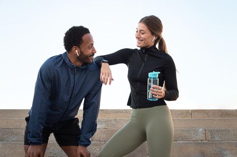 Kopfhörer zum Joggen: Ein Paar legt nach dem Laufen eine Pause einlegt