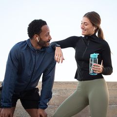 Kopfhörer zum Joggen: Ein Paar legt nach dem Laufen eine Pause einlegt