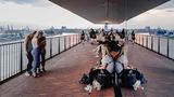 Gute Chancen haben Kurzentschlossene derzeit oft bei der Plaza der Elbphilharmonie in Hamburg. Von der öffentlichen Aussichtsplattform in 37 Metern Höhe haben Gäste einen guten Blick auf Hamburg und den Hafen. Besucher berichten, dass die Gratis-Karten an der Kasse teilweise ohne Schlange zu bekommen seien. Selbst auf der berühmten Röhren-Rolltreppe sei es zu manchen Zeiten leer. Die Elbphilharmonie empfiehlt, den Besuch online zu reservieren.      Wegen der Abstandsregeln dürfen sich auch hier nicht so viele Menschen wie sonst gleichzeitig aufhalten. Seit der Wiedereröffnung der Aussichtsplattform am 25. Mai sind bis zum 12. August einem Sprecher zufolge nur etwa ein Drittel so viele Gäste gekommen wie im gleichen Zeitraum 2019 (311.048 bzw. 895.944).