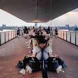 Gute Chancen haben Kurzentschlossene derzeit oft bei der Plaza der Elbphilharmonie in Hamburg. Von der öffentlichen Aussichtsplattform in 37 Metern Höhe haben Gäste einen guten Blick auf Hamburg und den Hafen. Besucher berichten, dass die Gratis-Karten an der Kasse teilweise ohne Schlange zu bekommen seien. Selbst auf der berühmten Röhren-Rolltreppe sei es zu manchen Zeiten leer. Die Elbphilharmonie empfiehlt, den Besuch online zu reservieren.      Wegen der Abstandsregeln dürfen sich auch hier nicht so viele Menschen wie sonst gleichzeitig aufhalten. Seit der Wiedereröffnung der Aussichtsplattform am 25. Mai sind bis zum 12. August einem Sprecher zufolge nur etwa ein Drittel so viele Gäste gekommen wie im gleichen Zeitraum 2019 (311.048 bzw. 895.944).