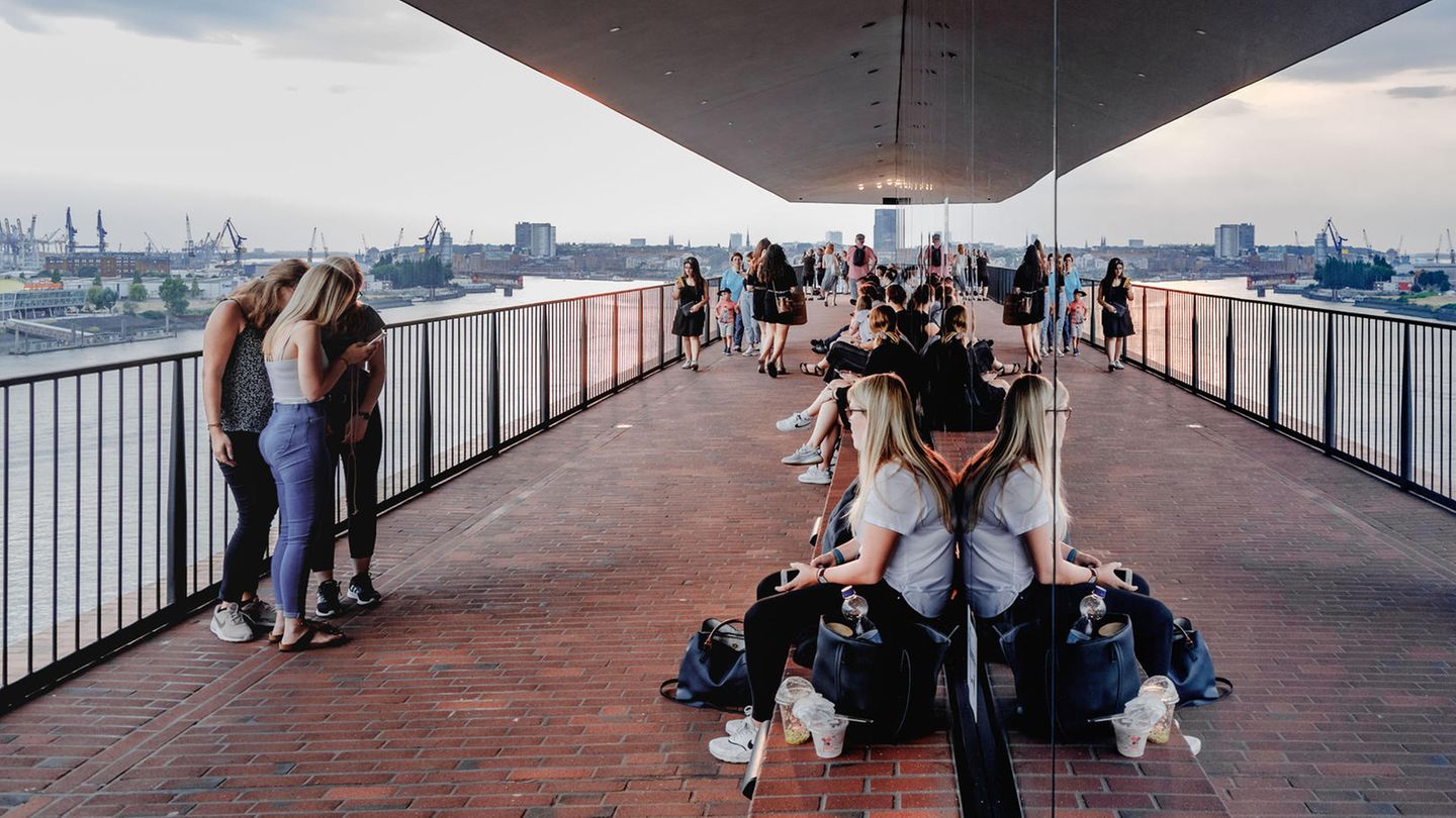 Gute Chancen haben Kurzentschlossene derzeit oft bei der Plaza der Elbphilharmonie in Hamburg. Von der öffentlichen Aussichtsplattform in 37 Metern Höhe haben Gäste einen guten Blick auf Hamburg und den Hafen. Besucher berichten, dass die Gratis-Karten an der Kasse teilweise ohne Schlange zu bekommen seien. Selbst auf der berühmten Röhren-Rolltreppe sei es zu manchen Zeiten leer. Die Elbphilharmonie empfiehlt, den Besuch online zu reservieren.      Wegen der Abstandsregeln dürfen sich auch hier nicht so viele Menschen wie sonst gleichzeitig aufhalten. Seit der Wiedereröffnung der Aussichtsplattform am 25. Mai sind bis zum 12. August einem Sprecher zufolge nur etwa ein Drittel so viele Gäste gekommen wie im gleichen Zeitraum 2019 (311.048 bzw. 895.944).