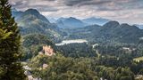 König Ludwig II. war menschenscheu und suchte in Schloss Neuschwanstein die Einsamkeit. Kurz nach seinem Tod 1886 kehrte Leben in sein Refugium ein: Es wurde für Besucher geöffnet. In den vergangenen Jahren spazierten pro Tag während der Hochsaison 6000 Menschen durch das im Allgäu gelegene Schloss des "Märchenkönigs". In Zeiten von Corona sind es noch 1080 pro Tag, wie die Bayerische Schlösserverwaltung in München mitteilte.      Neuschwanstein ist vor allem für Touristen aus dem Ausland ein Anziehungspunkt. 28 Prozent der Führungen sind normalerweise englischsprachig, je 19 Prozent Deutsch und Mandarin. Aktuell finden 66 Prozent der Führungen in deutscher Sprache statt. Für Schlossführer Patrick Korb ist die Corona-Saison eine interessante Erfahrung. Es sei für ihn unvorstellbar gewesen, irgendwann einmal Gruppen mit nur zehn Teilnehmern durch die Räume zu führen.