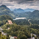 König Ludwig II. war menschenscheu und suchte in Schloss Neuschwanstein die Einsamkeit. Kurz nach seinem Tod 1886 kehrte Leben in sein Refugium ein: Es wurde für Besucher geöffnet. In den vergangenen Jahren spazierten pro Tag während der Hochsaison 6000 Menschen durch das im Allgäu gelegene Schloss des "Märchenkönigs". In Zeiten von Corona sind es noch 1080 pro Tag, wie die Bayerische Schlösserverwaltung in München mitteilte.      Neuschwanstein ist vor allem für Touristen aus dem Ausland ein Anziehungspunkt. 28 Prozent der Führungen sind normalerweise englischsprachig, je 19 Prozent Deutsch und Mandarin. Aktuell finden 66 Prozent der Führungen in deutscher Sprache statt. Für Schlossführer Patrick Korb ist die Corona-Saison eine interessante Erfahrung. Es sei für ihn unvorstellbar gewesen, irgendwann einmal Gruppen mit nur zehn Teilnehmern durch die Räume zu führen.