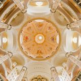 Nach achtwöchiger Schließung ist die Dresdner Frauenkirche seit Mitte Mai wieder geöffnet. Allerdings sind die Zugänge zur Kuppel und in die Kirche zu Andachten, Gottesdiensten und Konzerten stark reduziert. Auf der Kuppel dürfen nur 50 Menschen gleichzeitig sein, in der Kirche nur 40 Besucher und bei Konzerten dürfen nur etwa 350 der mehr als 1660 Plätze belegt werden. In der Jahresbilanz werde nach Einschätzung der Stiftung Frauenkirche Dresden die Hälfte der Gäste fehlen.      Im ersten Halbjahr kam nur etwa ein Drittel der Besucher des Vorjahres in das weltberühmte, am Ende des Zweiten Weltkrieges zerstörte und nach 1990 originalgetreu wiederaufgebaute Gotteshaus aus dem 18. Jahrhundert. "Im Juni/Juli und auch August haben sich die Zahlen wesentlich verbessert", sagt Geschäftsführerin Maria Noth. Im Vergleich zu sonst kämen mehr deutsche und europäische Touristen. "Unser Vorteil ist: Wir haben Platz und viel Luft nach oben".