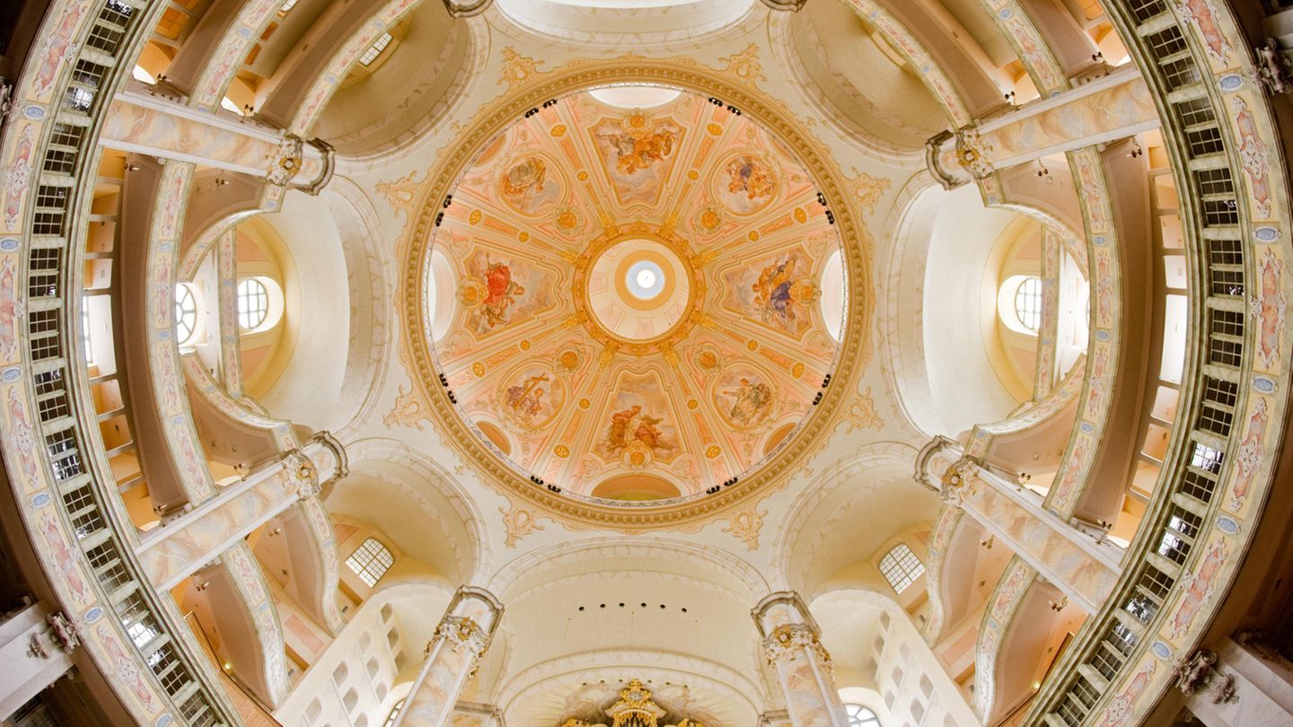 Nach achtwöchiger Schließung ist die Dresdner Frauenkirche seit Mitte Mai wieder geöffnet. Allerdings sind die Zugänge zur Kuppel und in die Kirche zu Andachten, Gottesdiensten und Konzerten stark reduziert. Auf der Kuppel dürfen nur 50 Menschen gleichzeitig sein, in der Kirche nur 40 Besucher und bei Konzerten dürfen nur etwa 350 der mehr als 1660 Plätze belegt werden. In der Jahresbilanz werde nach Einschätzung der Stiftung Frauenkirche Dresden die Hälfte der Gäste fehlen.      Im ersten Halbjahr kam nur etwa ein Drittel der Besucher des Vorjahres in das weltberühmte, am Ende des Zweiten Weltkrieges zerstörte und nach 1990 originalgetreu wiederaufgebaute Gotteshaus aus dem 18. Jahrhundert. "Im Juni/Juli und auch August haben sich die Zahlen wesentlich verbessert", sagt Geschäftsführerin Maria Noth. Im Vergleich zu sonst kämen mehr deutsche und europäische Touristen. "Unser Vorteil ist: Wir haben Platz und viel Luft nach oben".