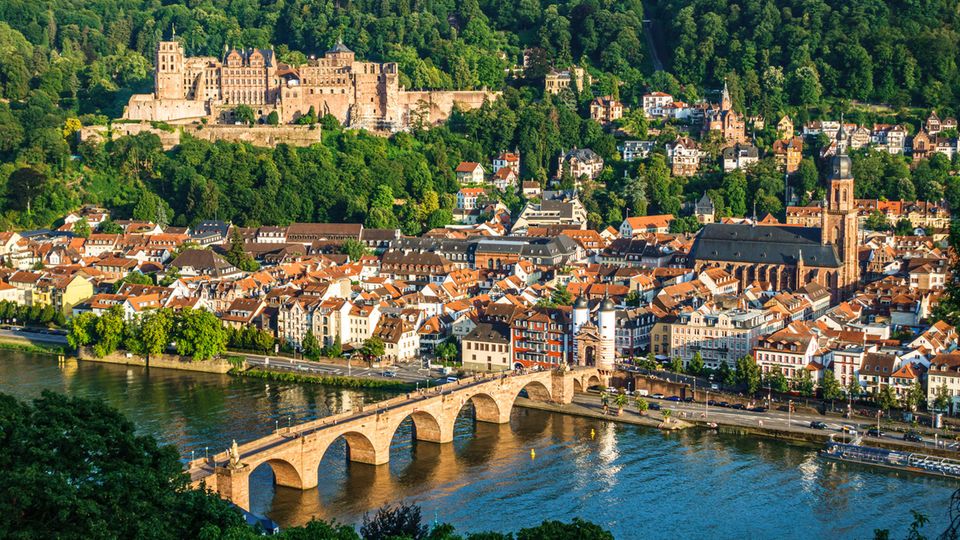 Reisen in der Heimat: Bild 1 von 9 der Fotostrecke zum Klicken: Das Heidelberger Schloss gehört zu den Hauptattraktionen Deutschlands. Doch wegen der Corona-Pandemie ist es auf der romantischen Ruine hoch über dem Neckar ruhiger als sonst. Statt 4000 Besuchern am Tag sind es nur die Hälfte, die den Kaisersaal, das Große Fass oder den Schlossgarten besichtigen. "Man kann das Schloss ein Stückchen individueller erleben", sagt der Leiter der Schlossverwaltung Michael Bös. Nur im Deutschen Apothekenmuseum, das im Schloss untergebracht ist, müssen jetzt Gäste Schlange stehen. Im schlauchartigen Museum ist es schwierig, die Abstandsregeln einzuhalten. Deshalb ist die Zahl der Menschen, die gleichzeitig die Laborgeräte, Hausapotheken oder den "Arzneischatz" betrachten, auf 40 begrenzt. Bild 1 von 9 der Fotostrecke zum Klicken: Das Heidelberger Schloss gehört zu den Hauptattraktionen Deutschlands. Doch wegen der Corona-Pandemie ist es auf der romantischen Ruine hoch über dem Neckar ruhiger als sonst. Statt 4000 Besuchern am Tag sind es nur die Hälfte, die den Kaisersaal, das Große Fass oder den Schlossgarten besichtigen. "Man kann das Schloss ein Stückchen individueller erleben", sagt der Leiter der Schlossverwaltung Michael Bös. Nur im Deutschen Apothekenmuseum, das im Schloss untergebracht ist, müssen jetzt Gäste Schlange stehen. Im schlauchartigen Museum ist es schwierig, die Abstandsregeln einzuhalten. Deshalb ist die Zahl der Menschen, die gleichzeitig die Laborgeräte, Hausapotheken oder den "Arzneischatz" betrachten, auf 40 begrenzt.