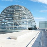 Von der Dachterrasse des Reichstagsgebäudes ijn Berlin das Brandenburger Tor oder das Regierungsviertel sehen und durch das gläserne Dach der Kuppel in den Plenarsaal schauen - das ist zurzeit nur eingeschränkt möglich. Die von Architekt Norman Foster entworfene Reichstagskuppel ist bis Ende September für Besuchergruppen von Politikern nicht zugänglich. Besuche von Einzelnen sind aber mit Anmeldung möglich.      Man kann außerdem weiter an Plenarsitzungen auf der Tribüne oder an Hausführungen teilnehmen. Abends (täglich von 18.30 Uhr bis 21.45 Uhr) ist die Kuppel zudem für eine begrenzte Anzahl von Gästen geöffnet. Das coronaangepasste Besuchsangebot werde sehr gut angenommen, teilte der Bundestag auf Anfrage mit.