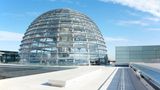Von der Dachterrasse des Reichstagsgebäudes ijn Berlin das Brandenburger Tor oder das Regierungsviertel sehen und durch das gläserne Dach der Kuppel in den Plenarsaal schauen - das ist zurzeit nur eingeschränkt möglich. Die von Architekt Norman Foster entworfene Reichstagskuppel ist bis Ende September für Besuchergruppen von Politikern nicht zugänglich. Besuche von Einzelnen sind aber mit Anmeldung möglich.      Man kann außerdem weiter an Plenarsitzungen auf der Tribüne oder an Hausführungen teilnehmen. Abends (täglich von 18.30 Uhr bis 21.45 Uhr) ist die Kuppel zudem für eine begrenzte Anzahl von Gästen geöffnet. Das coronaangepasste Besuchsangebot werde sehr gut angenommen, teilte der Bundestag auf Anfrage mit.