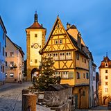 Die mittelalterliche Kleinstadt Rothenburg ob der Tauber  im fränkischen Landkreis Ansbach zieht jährlich geschätzt 1,9 Millionen Besucher an - bei gut 10.000 Einwohnern. Die Stadt - bekannt für ihre Fachwerkhäuser und den Weihnachtsmarkt - lebt zu einem guten Teil vom Tourismus. 2018 und 2019 wurden nach Angaben eines Stadtsprecher rund 560.000 Übernachtungen registriert. Im Corona-Jahr, so schätzt der Sprecher, könnten es 70 Prozent davon werden. Denn seit der Wiedereröffnung von Übernachtungsbetrieben sei der Tourismus wieder gut angelaufen - nur mit dem Unterschied, dass deutlich weniger ausländische Besucher nach Rothenburg kommen.