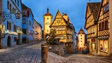 Die mittelalterliche Kleinstadt Rothenburg ob der Tauber  im fränkischen Landkreis Ansbach zieht jährlich geschätzt 1,9 Millionen Besucher an - bei gut 10.000 Einwohnern. Die Stadt - bekannt für ihre Fachwerkhäuser und den Weihnachtsmarkt - lebt zu einem guten Teil vom Tourismus. 2018 und 2019 wurden nach Angaben eines Stadtsprecher rund 560.000 Übernachtungen registriert. Im Corona-Jahr, so schätzt der Sprecher, könnten es 70 Prozent davon werden. Denn seit der Wiedereröffnung von Übernachtungsbetrieben sei der Tourismus wieder gut angelaufen - nur mit dem Unterschied, dass deutlich weniger ausländische Besucher nach Rothenburg kommen.