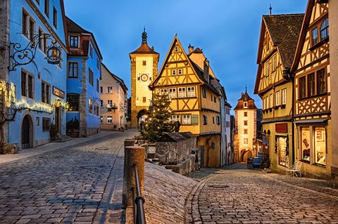 Die mittelalterliche Kleinstadt Rothenburg ob der Tauber  im fränkischen Landkreis Ansbach zieht jährlich geschätzt 1,9 Millionen Besucher an - bei gut 10.000 Einwohnern. Die Stadt - bekannt für ihre Fachwerkhäuser und den Weihnachtsmarkt - lebt zu einem guten Teil vom Tourismus. 2018 und 2019 wurden nach Angaben eines Stadtsprecher rund 560.000 Übernachtungen registriert. Im Corona-Jahr, so schätzt der Sprecher, könnten es 70 Prozent davon werden. Denn seit der Wiedereröffnung von Übernachtungsbetrieben sei der Tourismus wieder gut angelaufen - nur mit dem Unterschied, dass deutlich weniger ausländische Besucher nach Rothenburg kommen.