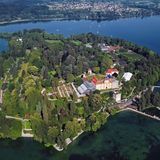 Blumen über Blumen - und Ruhe: Auf der Insel Mainau im Bodensee fehlen dieses Jahr laut einer Sprecherin die Besucher aus dem Ausland ebenso wie die meisten Busreisenden. "In den letzten Jahren wurde die Insel bei schönem Wetter von 7000 bis 8000 Gästen pro Tag besucht", sagt eine Sprecherin. Insgesamt seien das rund 1,2 Millionen Besucher pro Jahr. "In diesem Jahr werden die Zahlen nicht erreicht."      Für Gäste bedeutet das: weniger Trubel, mehr Ruhe. So könne man sich etwa das Arboretum ganz entspannt anschauen, erklärt die Sprecherin. In der historischen Baumsammlung der Insel stehen teilweise über 45 Meter hohe Riesenmammutbäume - mit ausreichend Platz für Besucher. Und bei wärmeren Temperaturen ist es dort angenehm kühl.