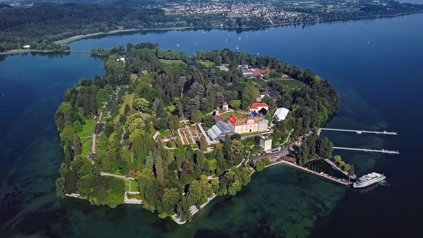 Blumen über Blumen - und Ruhe: Auf der Insel Mainau im Bodensee fehlen dieses Jahr laut einer Sprecherin die Besucher aus dem Ausland ebenso wie die meisten Busreisenden. "In den letzten Jahren wurde die Insel bei schönem Wetter von 7000 bis 8000 Gästen pro Tag besucht", sagt eine Sprecherin. Insgesamt seien das rund 1,2 Millionen Besucher pro Jahr. "In diesem Jahr werden die Zahlen nicht erreicht."      Für Gäste bedeutet das: weniger Trubel, mehr Ruhe. So könne man sich etwa das Arboretum ganz entspannt anschauen, erklärt die Sprecherin. In der historischen Baumsammlung der Insel stehen teilweise über 45 Meter hohe Riesenmammutbäume - mit ausreichend Platz für Besucher. Und bei wärmeren Temperaturen ist es dort angenehm kühl.