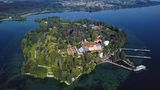 Blumen über Blumen - und Ruhe: Auf der Insel Mainau im Bodensee fehlen dieses Jahr laut einer Sprecherin die Besucher aus dem Ausland ebenso wie die meisten Busreisenden. "In den letzten Jahren wurde die Insel bei schönem Wetter von 7000 bis 8000 Gästen pro Tag besucht", sagt eine Sprecherin. Insgesamt seien das rund 1,2 Millionen Besucher pro Jahr. "In diesem Jahr werden die Zahlen nicht erreicht."      Für Gäste bedeutet das: weniger Trubel, mehr Ruhe. So könne man sich etwa das Arboretum ganz entspannt anschauen, erklärt die Sprecherin. In der historischen Baumsammlung der Insel stehen teilweise über 45 Meter hohe Riesenmammutbäume - mit ausreichend Platz für Besucher. Und bei wärmeren Temperaturen ist es dort angenehm kühl.