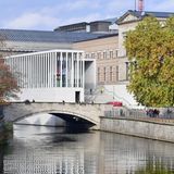 In den Staatlichen Museen auf der Berliner Museumsinsel sind ebenfalls weniger Menschen unterwegs, da der Zugang begrenzt und nur mit reservierten Zeitfenstern möglich ist, darunter sind das Panorama des Pergamonmuseums und das Neue Museum. Für die Besucher ist das auch eine Chance: endlich einmal Attraktionen wie die Büste der Nofretete in Ruhe besuchen.      Dass es durch die Abstandsregeln Platz gibt, fänden viele Besucher angenehm, heißt es aus der Generaldirektion der Museen. "Ganz generell ist der Umgang in den Museen ein besonnener, was auch an der konsequenten Umsetzung und Einhaltung der aktuellen Hygieneregelungen liegt." Die Besuchszahlen 2020 würden aber deutlich hinter denen der Vorjahre zurückbleiben. Aktuell wird mit 30 Prozent des Vorjahres gerechnet. 2019 kamen 4,2 Millionen Besucher insgesamt.