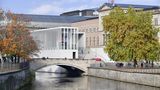 In den Staatlichen Museen auf der Berliner Museumsinsel sind ebenfalls weniger Menschen unterwegs, da der Zugang begrenzt und nur mit reservierten Zeitfenstern möglich ist, darunter sind das Panorama des Pergamonmuseums und das Neue Museum. Für die Besucher ist das auch eine Chance: endlich einmal Attraktionen wie die Büste der Nofretete in Ruhe besuchen.      Dass es durch die Abstandsregeln Platz gibt, fänden viele Besucher angenehm, heißt es aus der Generaldirektion der Museen. "Ganz generell ist der Umgang in den Museen ein besonnener, was auch an der konsequenten Umsetzung und Einhaltung der aktuellen Hygieneregelungen liegt." Die Besuchszahlen 2020 würden aber deutlich hinter denen der Vorjahre zurückbleiben. Aktuell wird mit 30 Prozent des Vorjahres gerechnet. 2019 kamen 4,2 Millionen Besucher insgesamt.
