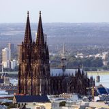  Ein Besuch im Kölner Dom ist jetzt oft schwieriger als vor der Corona-Pandemie - einmal drinnen, ist das Erlebnis allerdings umso überwältigender. Denn gleichzeitig dürfen nur noch 300 Besucher in die Kathedrale. Dies führt vor allem am Wochenende zu langen Warteschlangen. Drinnen hat man dann den größten Kirchenraum Deutschlands mit einigen wenigen anderen Besuchern für sich.      In der Stille ist der scheppernde Schlag einer alten Domuhr geradezu ohrenbetäubend. Vor Corona hörte man die Uhr gar nicht - das Schlagen wurde von den Geräuschen Tausender Besucher übertönt. Auch bei der Turmbesteigung müssen sich die Touristen auf längere Wartezeiten einstellen: Denn das Treppenhaus wird alle 20 Minuten im Wechsel für den Auf- und für den Abstieg geöffnet. Dadurch wird gewährleistet, dass sich auf der schmalen Wendeltreppe auf- und absteigende Besucher nicht begegnen und die Abstandsregelungen eingehalten werden.
