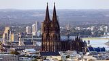  Ein Besuch im Kölner Dom ist jetzt oft schwieriger als vor der Corona-Pandemie - einmal drinnen, ist das Erlebnis allerdings umso überwältigender. Denn gleichzeitig dürfen nur noch 300 Besucher in die Kathedrale. Dies führt vor allem am Wochenende zu langen Warteschlangen. Drinnen hat man dann den größten Kirchenraum Deutschlands mit einigen wenigen anderen Besuchern für sich.      In der Stille ist der scheppernde Schlag einer alten Domuhr geradezu ohrenbetäubend. Vor Corona hörte man die Uhr gar nicht - das Schlagen wurde von den Geräuschen Tausender Besucher übertönt. Auch bei der Turmbesteigung müssen sich die Touristen auf längere Wartezeiten einstellen: Denn das Treppenhaus wird alle 20 Minuten im Wechsel für den Auf- und für den Abstieg geöffnet. Dadurch wird gewährleistet, dass sich auf der schmalen Wendeltreppe auf- und absteigende Besucher nicht begegnen und die Abstandsregelungen eingehalten werden.