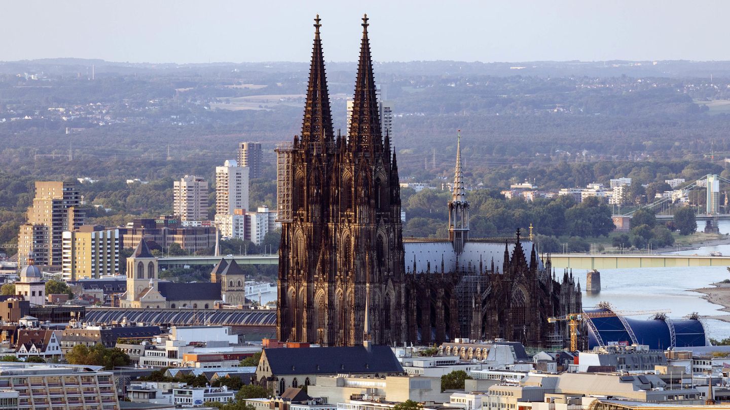  Ein Besuch im Kölner Dom ist jetzt oft schwieriger als vor der Corona-Pandemie - einmal drinnen, ist das Erlebnis allerdings umso überwältigender. Denn gleichzeitig dürfen nur noch 300 Besucher in die Kathedrale. Dies führt vor allem am Wochenende zu langen Warteschlangen. Drinnen hat man dann den größten Kirchenraum Deutschlands mit einigen wenigen anderen Besuchern für sich.      In der Stille ist der scheppernde Schlag einer alten Domuhr geradezu ohrenbetäubend. Vor Corona hörte man die Uhr gar nicht - das Schlagen wurde von den Geräuschen Tausender Besucher übertönt. Auch bei der Turmbesteigung müssen sich die Touristen auf längere Wartezeiten einstellen: Denn das Treppenhaus wird alle 20 Minuten im Wechsel für den Auf- und für den Abstieg geöffnet. Dadurch wird gewährleistet, dass sich auf der schmalen Wendeltreppe auf- und absteigende Besucher nicht begegnen und die Abstandsregelungen eingehalten werden.