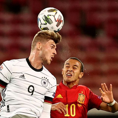 Timo Werner köpft im DFB-Dress den Ball, Thiago Alcantara springt daneben vergeblich hoch