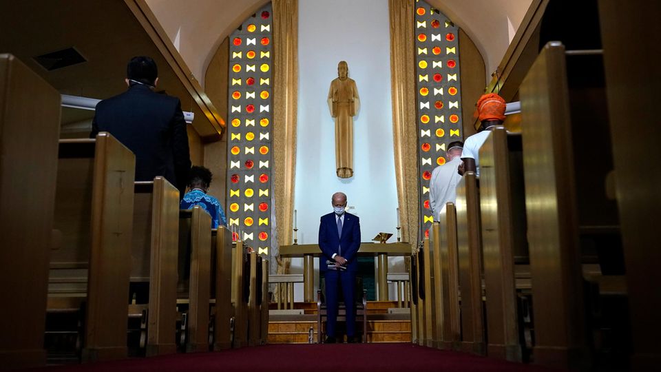 Kenosha: Joe Biden verneigt den Kopf im Gebet vor Gemeindemitgliedern in der Grace Lutheran Church Kenosha: Joe Biden verneigt den Kopf im Gebet vor Gemeindemitgliedern in der Grace Lutheran Church