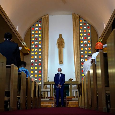 Kenosha: Joe Biden verneigt den Kopf im Gebet vor Gemeindemitgliedern in der Grace Lutheran Church