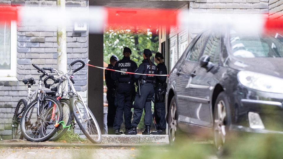 Solingen: Polizisten stehen vor einem Wohnhaus