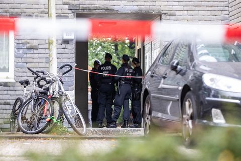 Solingen: Polizisten stehen vor einem Wohnhaus