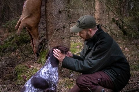 Fabian Grimm mit Hund und Beute