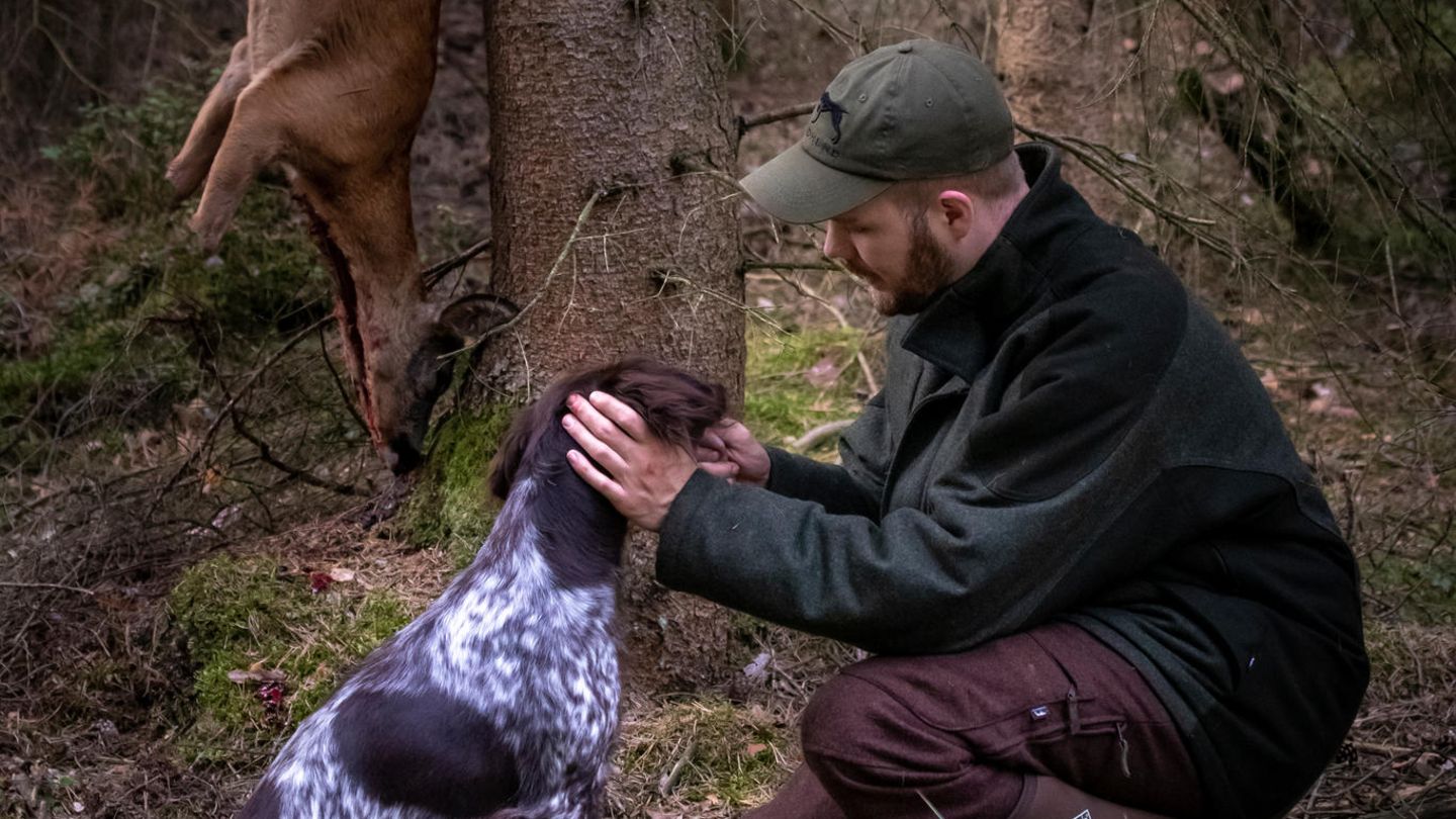 Fabian Grimm mit Hund und Beute