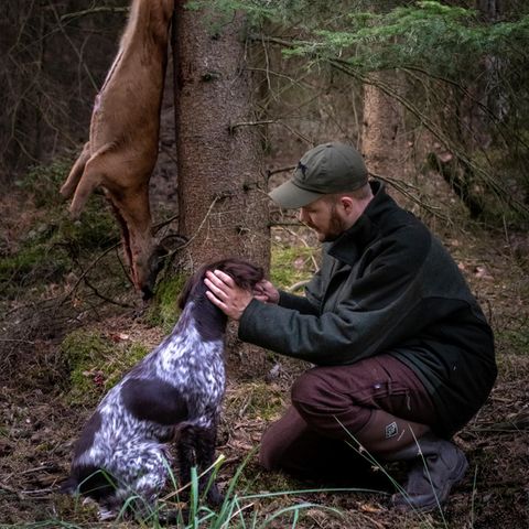 Fabian Grimm mit Hund und Beute