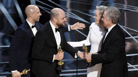 Warren Beatty (r.) und Faye Dunaway verkündeten 2017 "La La Land" als besten Film